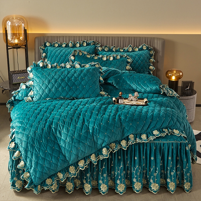 91家纺网 家纺一手货源 找家纺 罗艺轩 2024新款花季宝宝绒全套夹棉絎缝加厚系列床裙套件 橄榄绿