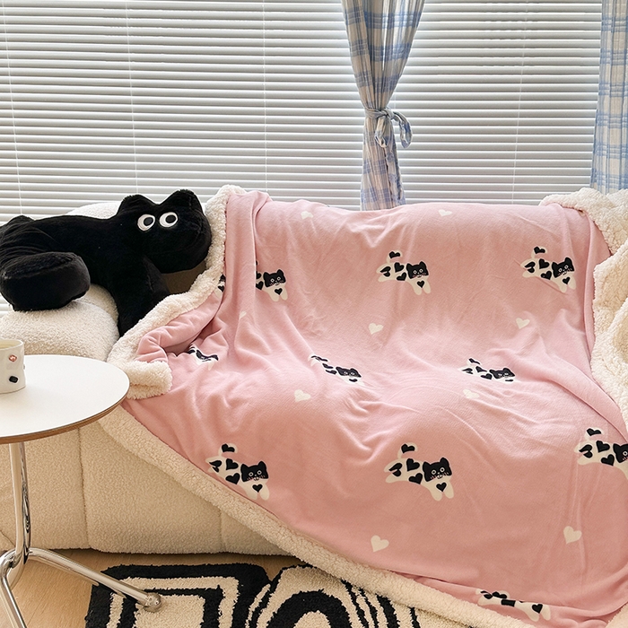 91家纺网 家纺一手货源 找家纺 昔可家纺 2023新款ins风牛奶绒羊羔绒印花毛毯（风格二） 爱心小黑猫