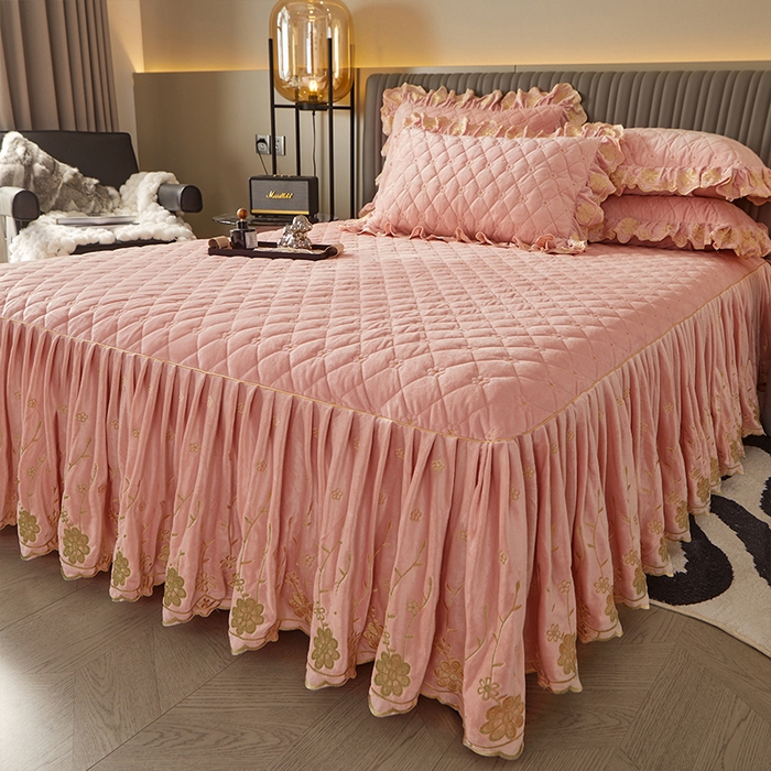 91家纺网 家纺一手货源 找家纺 罗艺轩 2024新款花季宝宝绒全套夹棉絎缝加厚系列床裙三件套 美人玉