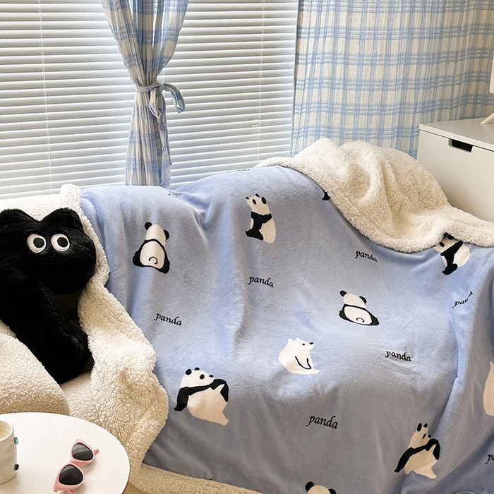 91家纺网 家纺一手货源 找家纺 昔可家纺 2023新款ins风牛奶绒羊羔绒印花毛毯（风格二） 蓝底熊猫