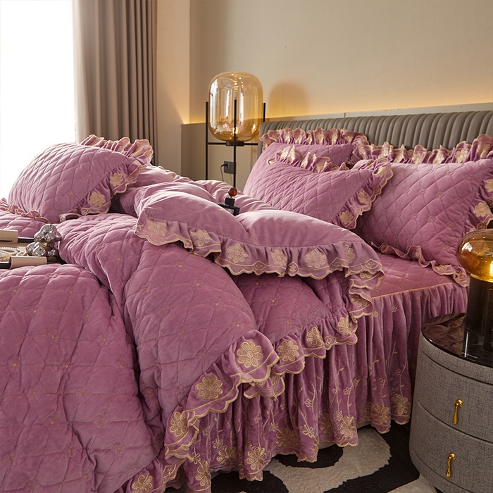 91家纺网 家纺一手货源 找家纺 罗艺轩 2024新款花季宝宝绒全套夹棉絎缝加厚系列床裙套件 丁香紫