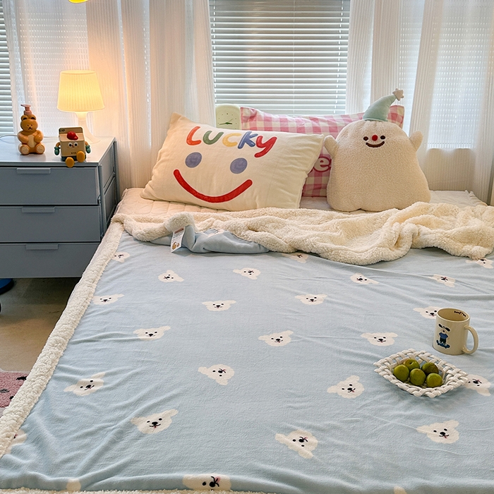 91家纺网 家纺一手货源 找家纺 昔可家纺 2023新款ins风牛奶绒羊羔绒印花毛毯（风格一） 蓝底小白熊