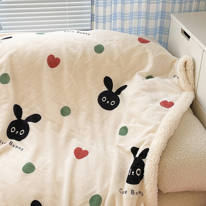 91家纺网 家纺一手货源 找家纺 昔可家纺 2023新款ins风牛奶绒羊羔绒印花毛毯（风格二） 波点小黑兔