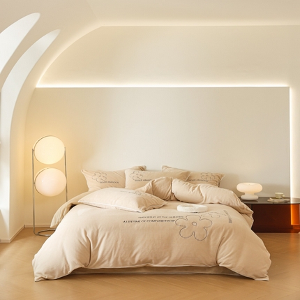 91家纺网 家纺一手货源 找家纺 万盛家纺 2025新款牛奶绒简约绣花四件套 杏仁色