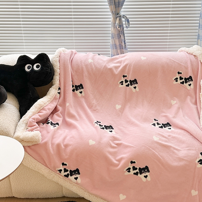 91家纺网 家纺一手货源 找家纺 昔可家纺 2023新款ins风牛奶绒羊羔绒印花毛毯（风格二） 爱心小黑猫