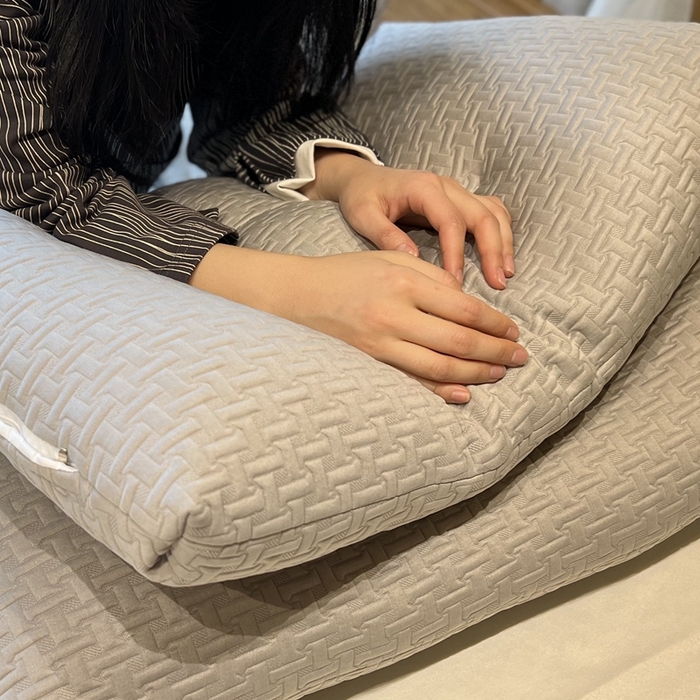 91家纺网 家纺一手货源 找家纺 拾光枕芯 2023新款韩国绒水洗枕灰白两色枕芯 灰色