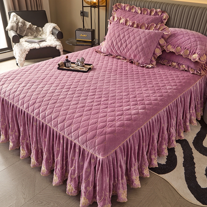 91家纺网 家纺一手货源 找家纺 罗艺轩 2024新款花季宝宝绒全套夹棉絎缝加厚系列床裙三件套 丁香紫