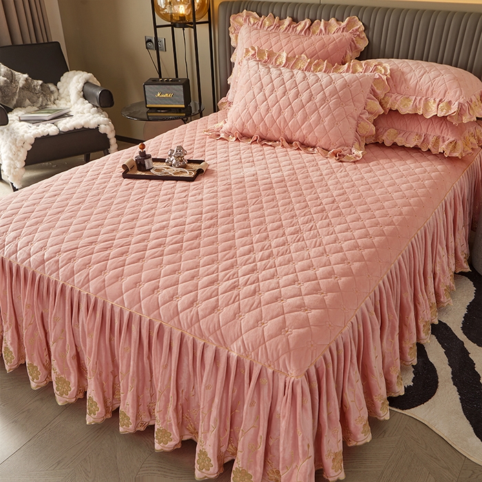 91家纺网 家纺一手货源 找家纺 罗艺轩 2024新款花季宝宝绒全套夹棉絎缝加厚系列床裙三件套 美人玉