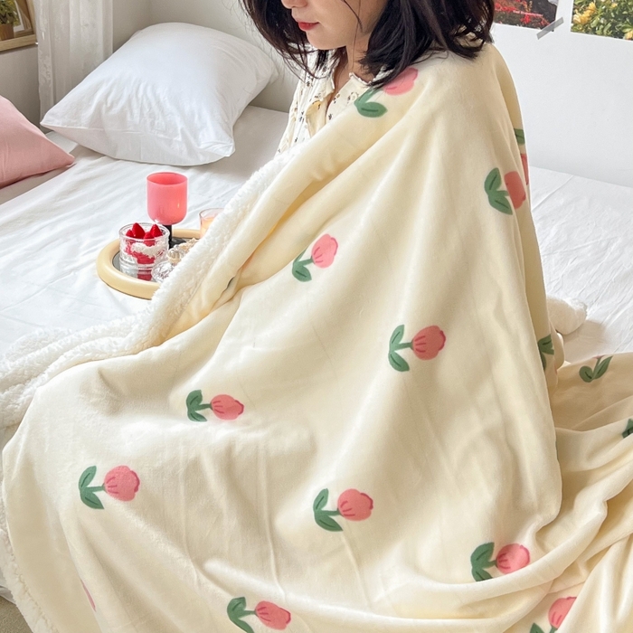 91家纺网 家纺一手货源 找家纺 昔可家纺 2023新款ins风牛奶绒羊羔绒印花毛毯（风格一） 粉嫩小郁金