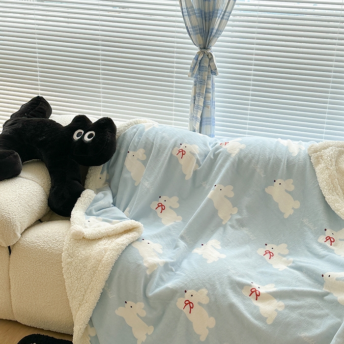 91家纺网 家纺一手货源 找家纺 昔可家纺 2023新款ins风牛奶绒羊羔绒印花毛毯（风格二） 丝带小兔蓝