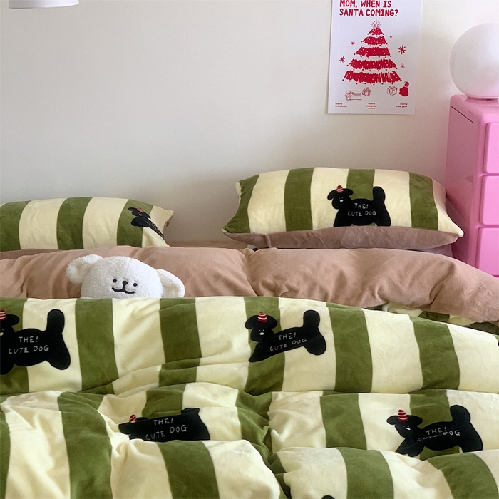 91家纺网 家纺一手货源 找家纺 星期八 2023新款210g双面牛奶绒印花四件套 条纹狗狗绿