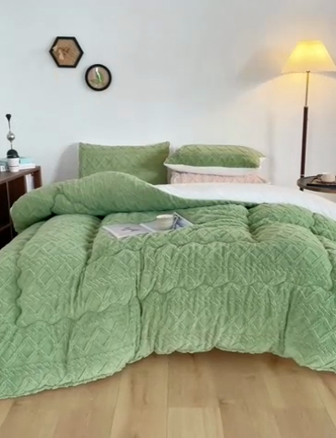 91家纺网 家纺一手货源 找家纺 雅蔓依 2025新款塔芙绒羊羔绒冬被被子被芯 果绿色