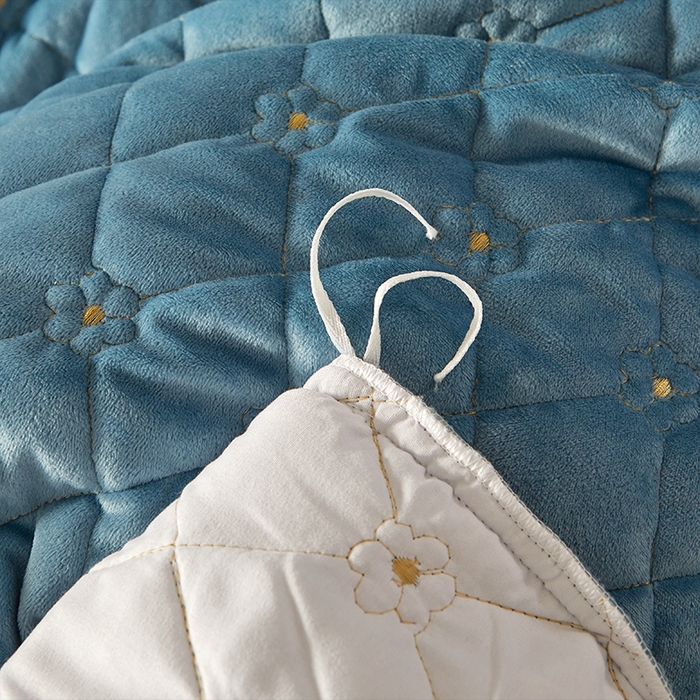 91家纺网 家纺一手货源 找家纺 罗艺轩 2024新款花季宝宝绒全套夹棉絎缝加厚系列床裙套件 绅士蓝