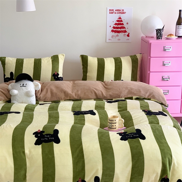 91家纺网 家纺一手货源 找家纺 星期八 2023新款210g双面牛奶绒印花四件套 条纹狗狗绿