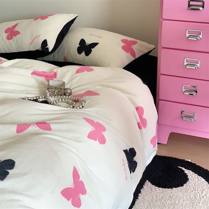 91家纺网 家纺一手货源 找家纺 星期八 2023新款210g双面牛奶绒印花四件套 蝴蝶