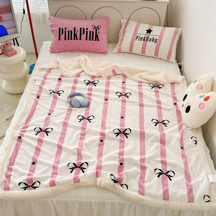 91家纺网 家纺一手货源 找家纺 昔可家纺 2023新款ins风牛奶绒羊羔绒印花毛毯（风格一） 粉条星星蝴蝶结