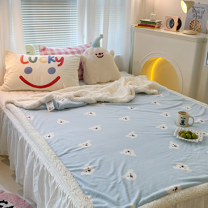 91家纺网 家纺一手货源 找家纺 昔可家纺 2023新款ins风牛奶绒羊羔绒印花毛毯（风格一） 蓝底小白熊