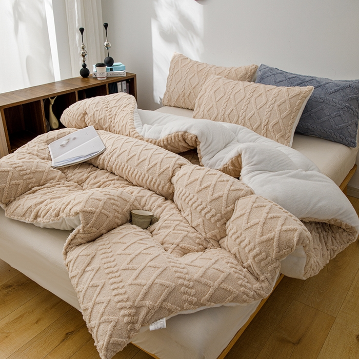 91家纺网 家纺一手货源 找家纺 雅蔓依 2025新款塔芙绒羊羔绒冬被被子被芯 卡其色