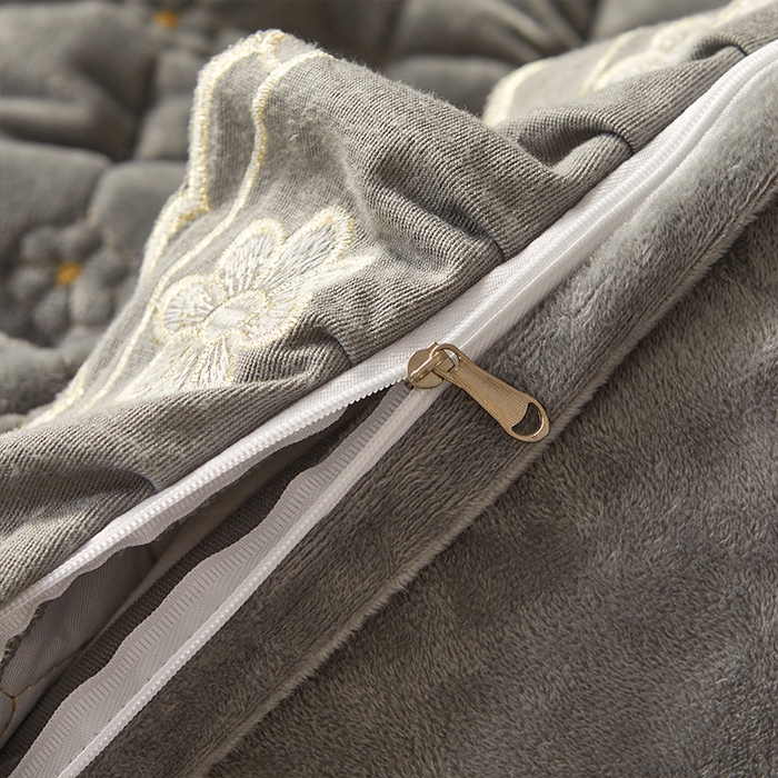 91家纺网 家纺一手货源 找家纺 罗艺轩 2024新款花季宝宝绒全套夹棉絎缝加厚系列床裙三件套 高级灰