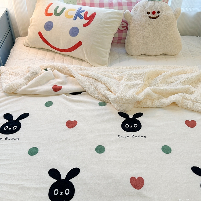 91家纺网 家纺一手货源 找家纺 昔可家纺 2023新款ins风牛奶绒羊羔绒印花毛毯（风格一） 波点小黑兔