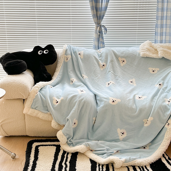 91家纺网 家纺一手货源 找家纺 昔可家纺 2023新款ins风牛奶绒羊羔绒印花毛毯（风格二） 蓝底小白熊