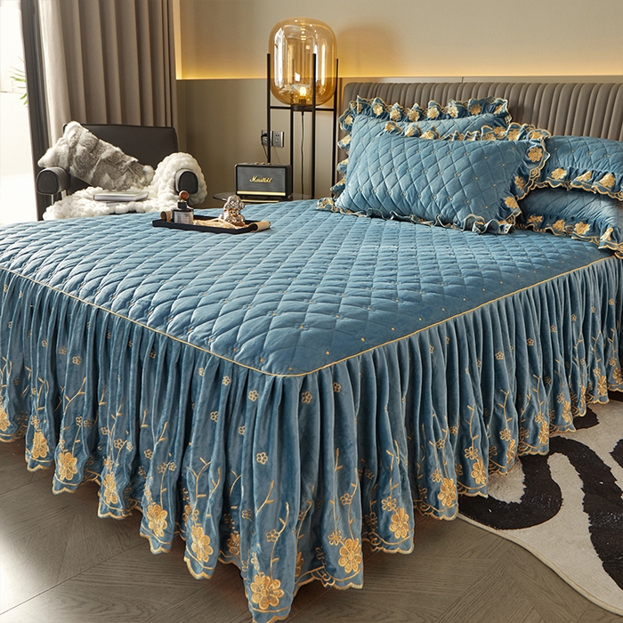 91家纺网 家纺一手货源 找家纺 罗艺轩 2024新款花季宝宝绒全套夹棉絎缝加厚系列床裙三件套 绅士蓝