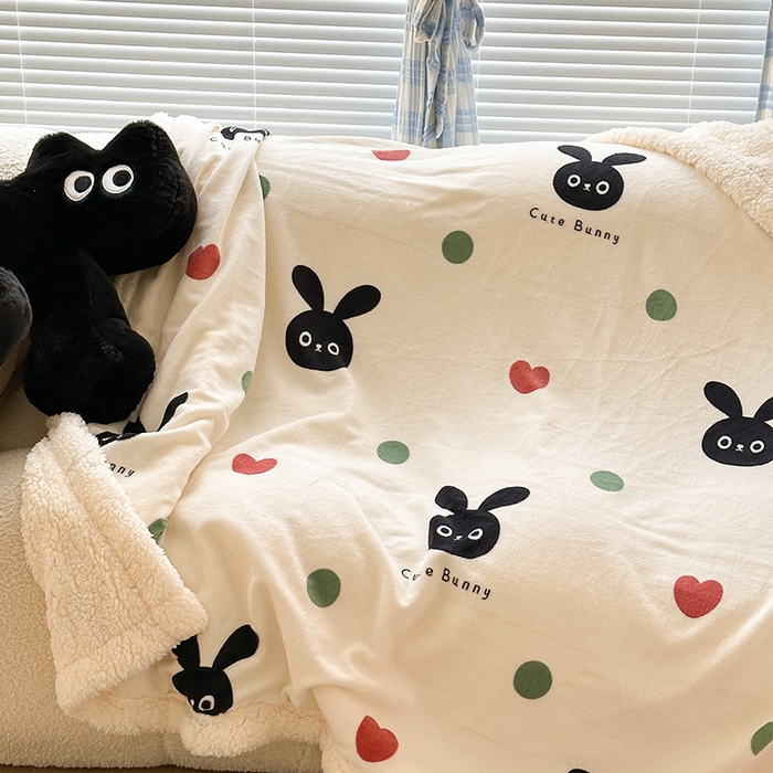 91家纺网 家纺一手货源 找家纺 昔可家纺 2023新款ins风牛奶绒羊羔绒印花毛毯（风格二） 波点小黑兔