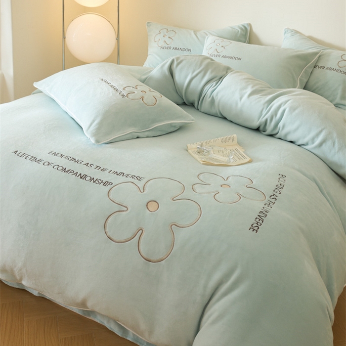 91家纺网 家纺一手货源 找家纺 万盛家纺 2025新款牛奶绒简约绣花四件套 艾草绿