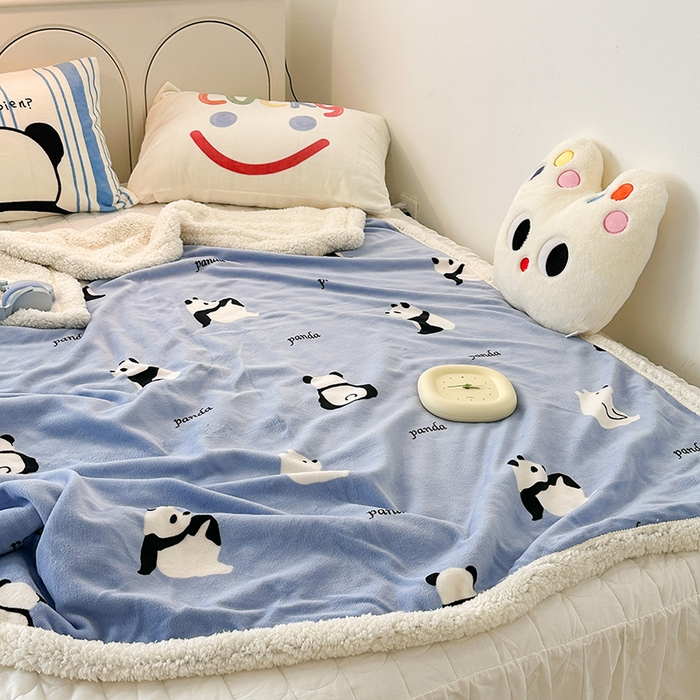 91家纺网 家纺一手货源 找家纺 昔可家纺 2023新款ins风牛奶绒羊羔绒印花毛毯（风格一） 蓝底熊猫