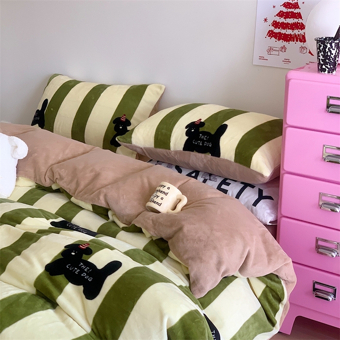 91家纺网 家纺一手货源 找家纺 星期八 2023新款210g双面牛奶绒印花四件套 条纹狗狗绿