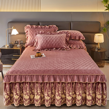 91家纺网 家纺一手货源 找家纺 罗艺轩 2024新款欧洲风情宝宝绒可拆卸夹棉床裙三件套 豆沙粉