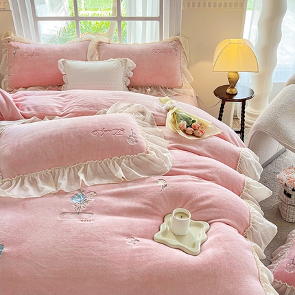 91家纺网 家纺一手货源 找家纺 （总）可以家居 2023新款牛奶绒绣花花边款四件套玫瑰庄园
