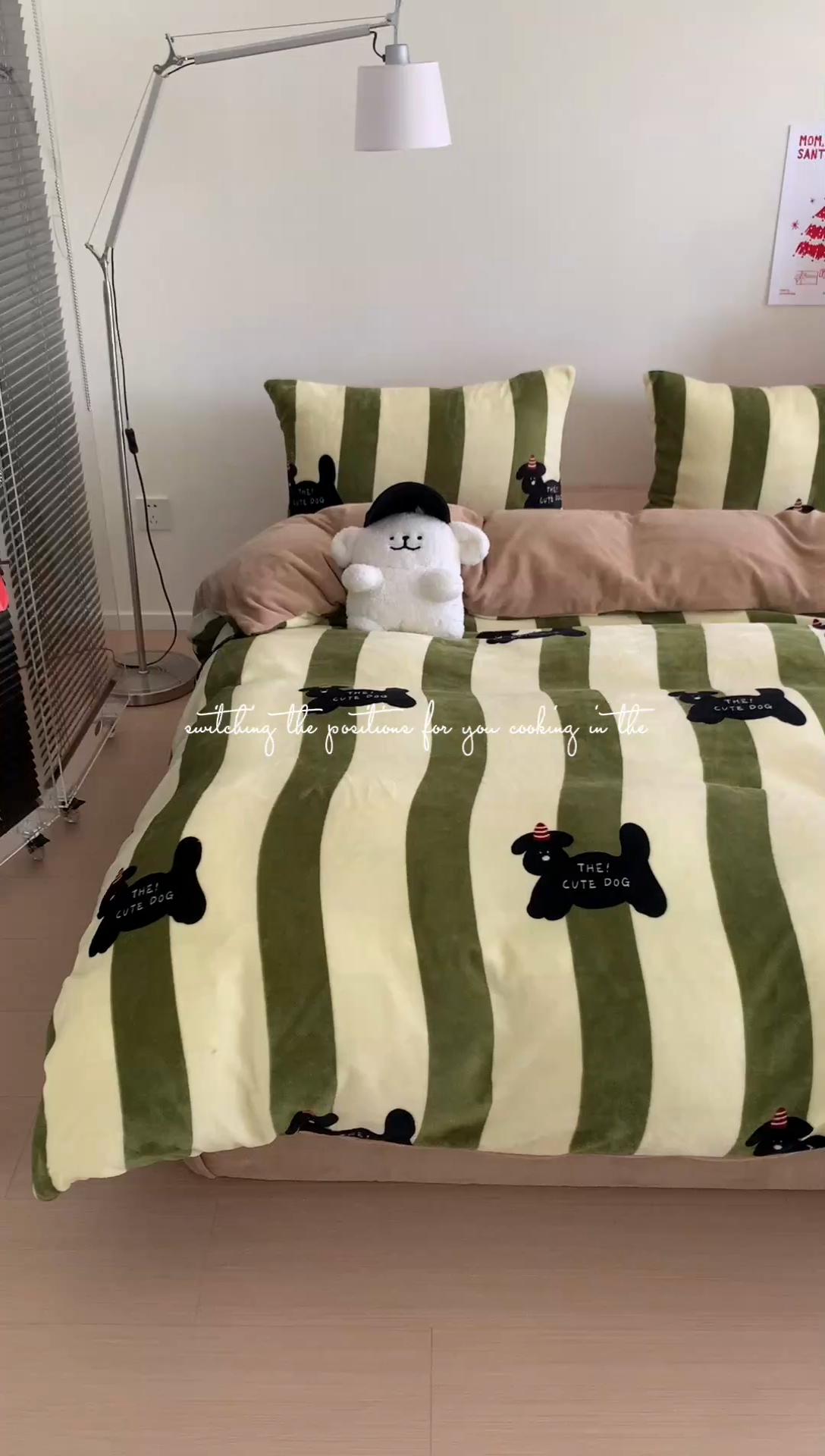 91家纺网 家纺一手货源 找家纺 星期八 2023新款210g双面牛奶绒印花四件套 条纹狗狗绿