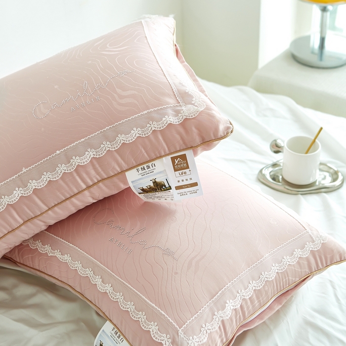 91家纺网 家纺一手货源 找家纺 拾光枕芯 2023新款羊绒蕾丝枕 粉色