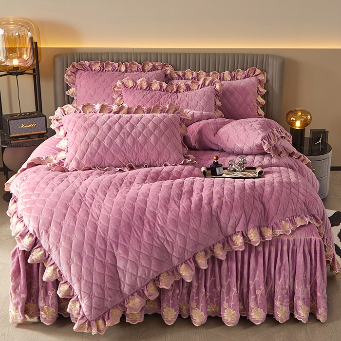 91家纺网 家纺一手货源 找家纺 罗艺轩 2024新款花季宝宝绒全套夹棉絎缝加厚系列床裙套件 丁香紫