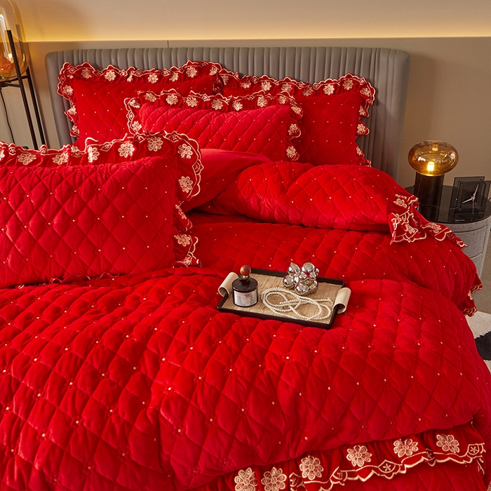 91家纺网 家纺一手货源 找家纺 罗艺轩 2024新款花季宝宝绒全套夹棉絎缝加厚系列床裙套件 喜庆红