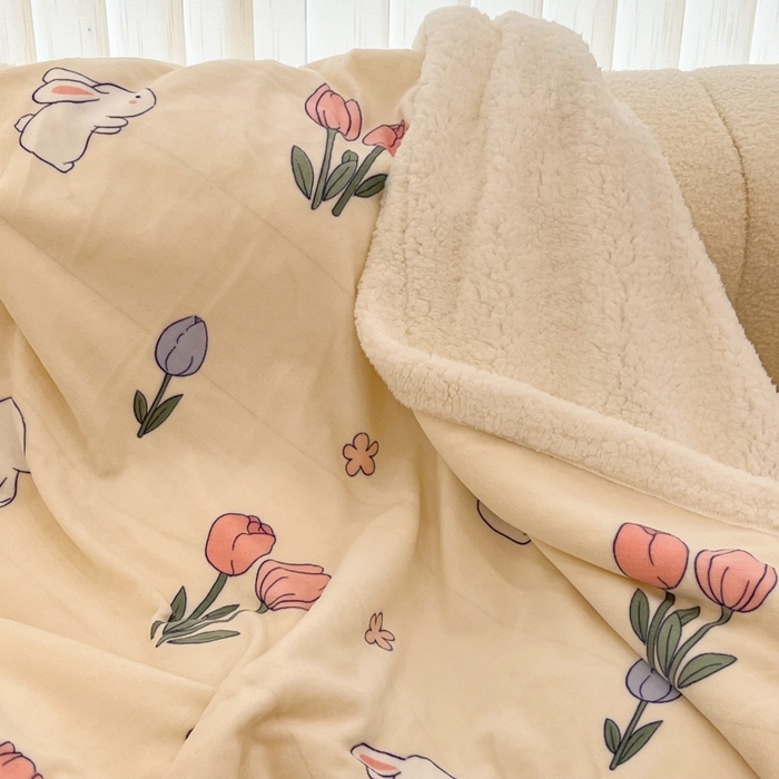 91家纺网 家纺一手货源 找家纺 昔可家纺 2023新款ins风牛奶绒羊羔绒印花毛毯（风格二） 粉粉郁金兔