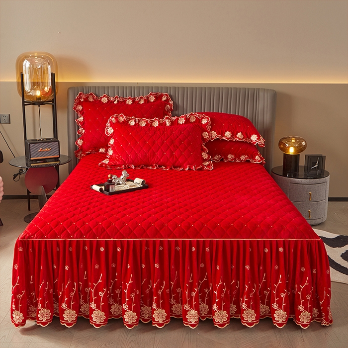 91家纺网 家纺一手货源 找家纺 罗艺轩 2024新款花季宝宝绒全套夹棉絎缝加厚系列床裙三件套 喜庆红