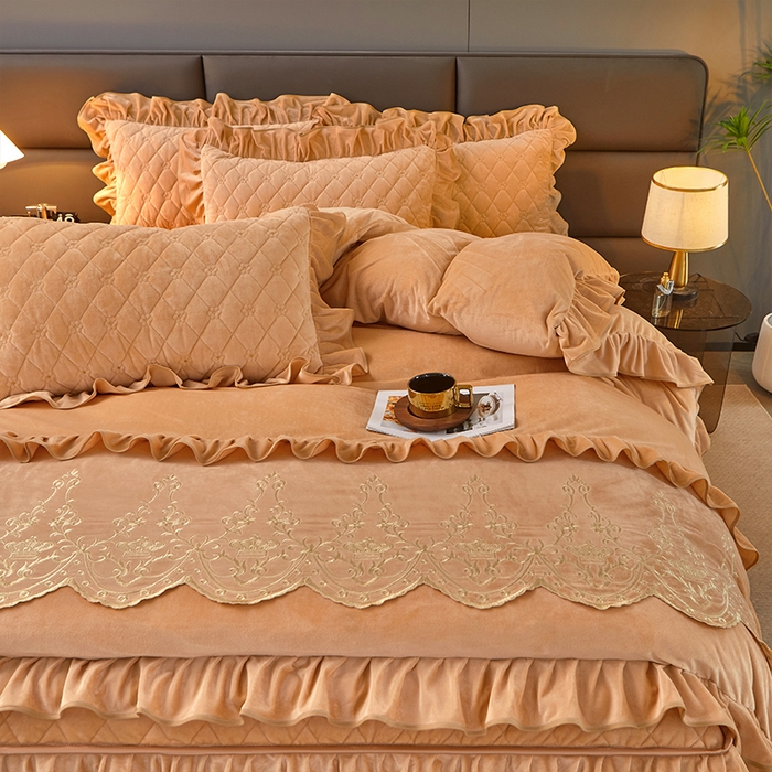 91家纺网 家纺一手货源 找家纺 罗艺轩 2024新款欧洲风情宝宝绒可拆卸夹棉床裙四件套 香槟金