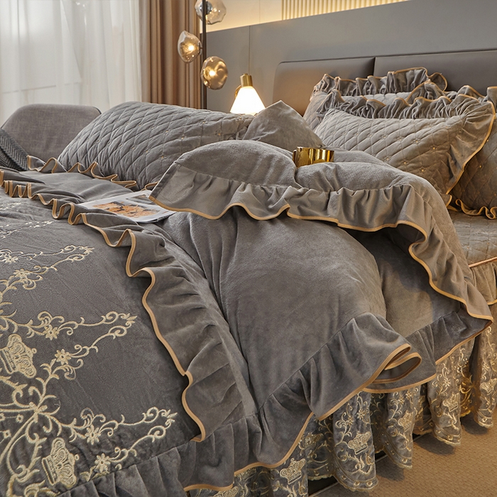 91家纺网 家纺一手货源 找家纺 罗艺轩 2024新款欧洲风情宝宝绒可拆卸夹棉床裙四件套 高级灰