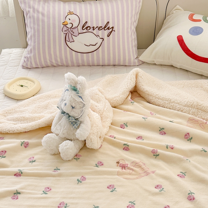 91家纺网 家纺一手货源 找家纺 昔可家纺 2023新款ins风牛奶绒羊羔绒印花毛毯（风格一） 天鹅玫瑰