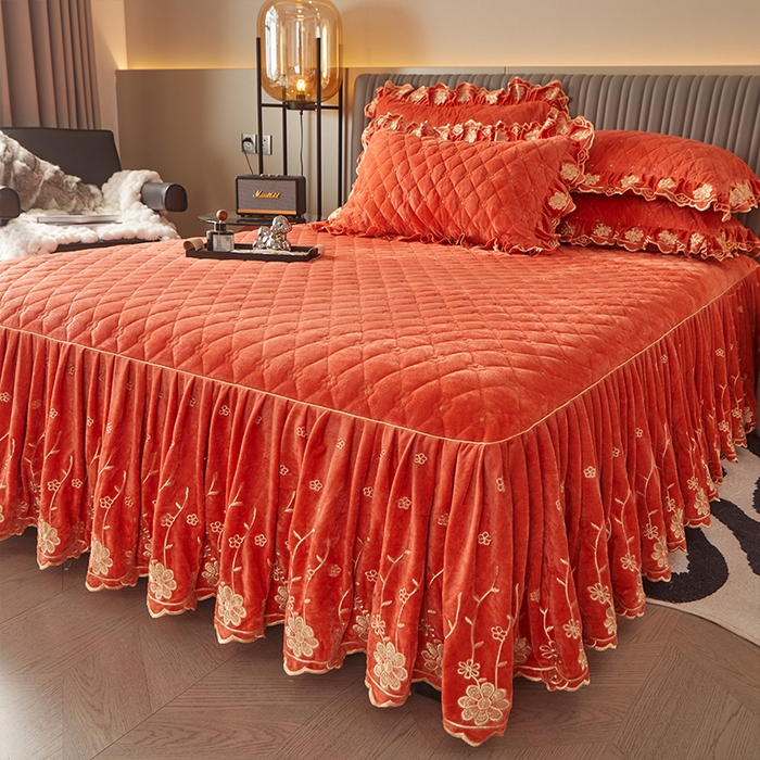 91家纺网 家纺一手货源 找家纺 罗艺轩 2024新款花季宝宝绒全套夹棉絎缝加厚系列床裙三件套 爱玛橙