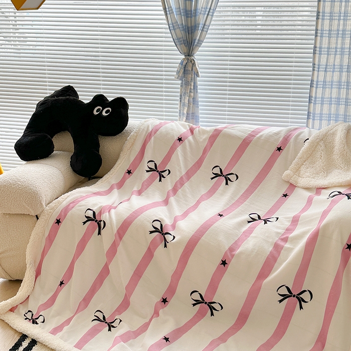 91家纺网 家纺一手货源 找家纺 昔可家纺 2023新款ins风牛奶绒羊羔绒印花毛毯（风格二） 星星竖条蝴蝶结