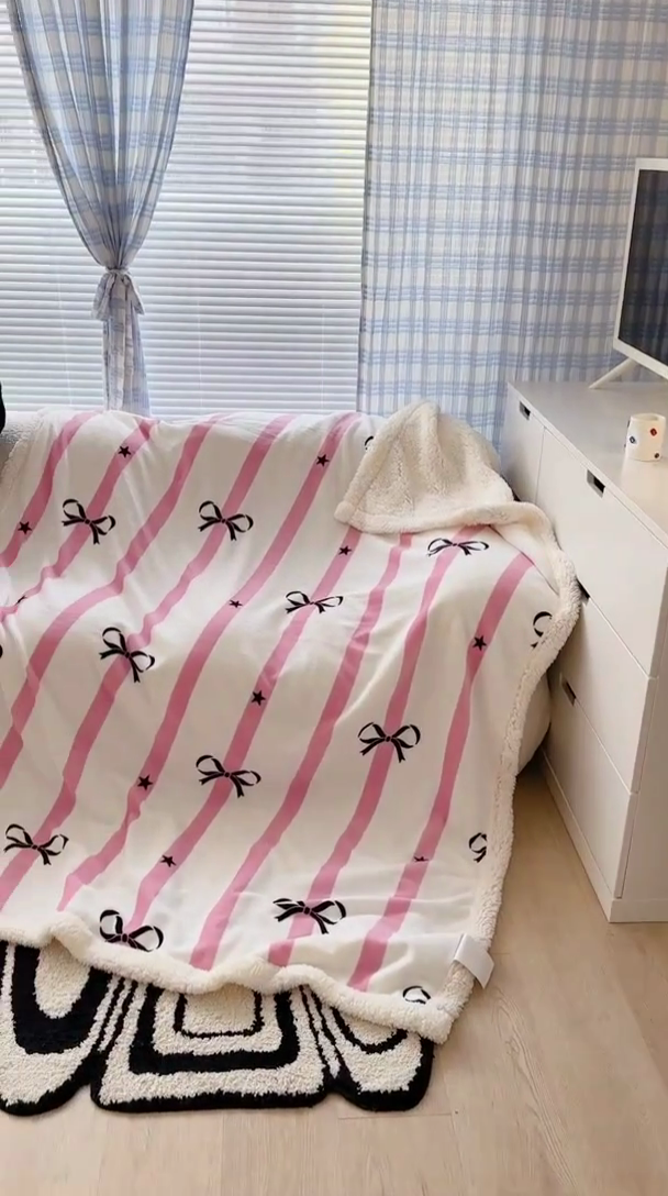 91家纺网 家纺一手货源 找家纺 昔可家纺 2023新款ins风牛奶绒羊羔绒印花毛毯（风格二） 星星竖条蝴蝶结