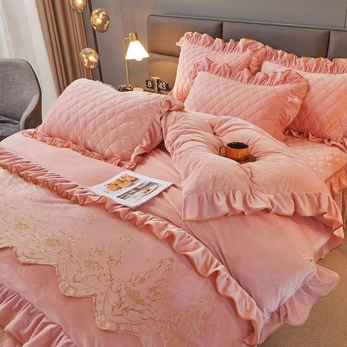 91家纺网 家纺一手货源 找家纺 罗艺轩 2024新款欧洲风情宝宝绒可拆卸夹棉床裙四件套 美人玉