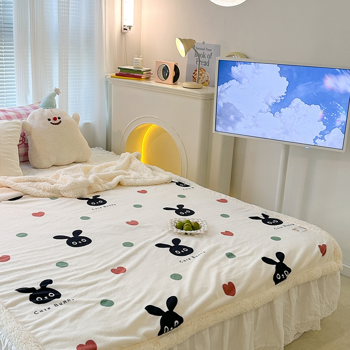 91家纺网 家纺一手货源 找家纺 昔可家纺 2023新款ins风牛奶绒羊羔绒印花毛毯（风格一） 波点小黑兔