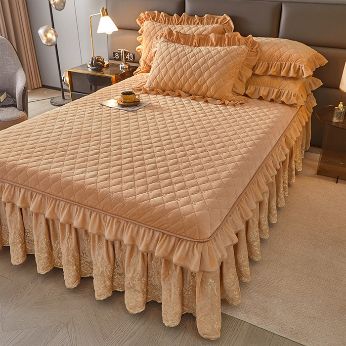 91家纺网 家纺一手货源 找家纺 罗艺轩 2024新款欧洲风情宝宝绒可拆卸夹棉床裙三件套 香槟金