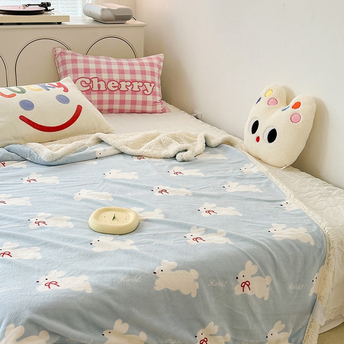 91家纺网 家纺一手货源 找家纺 昔可家纺 2023新款ins风牛奶绒羊羔绒印花毛毯（风格一） 丝带小兔蓝