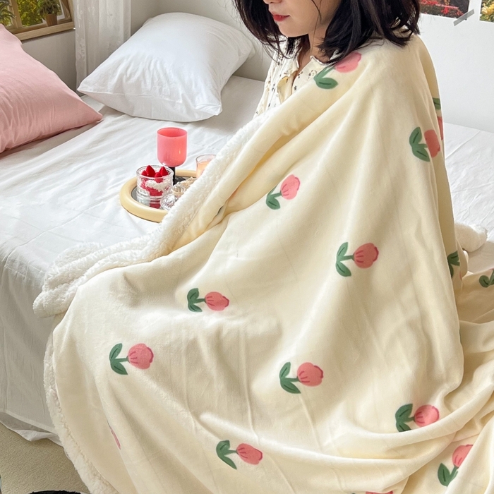 91家纺网 家纺一手货源 找家纺 昔可家纺 2023新款ins风牛奶绒羊羔绒印花毛毯（风格一） 粉嫩小郁金