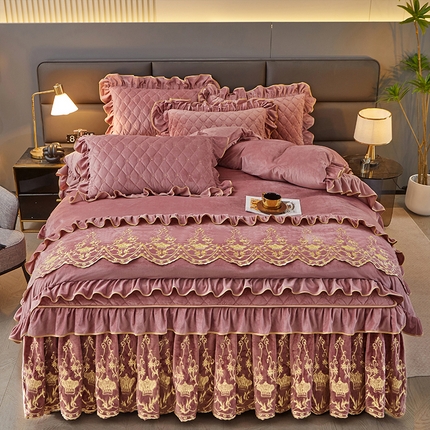 91家纺网 家纺一手货源 找家纺 罗艺轩 2024新款欧洲风情宝宝绒可拆卸夹棉床裙四件套 豆沙粉